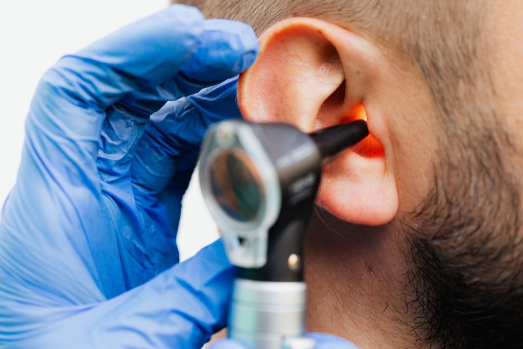 Examen otoscopique de l'oreille d'un patient avant l'achat d'un appareil auditif